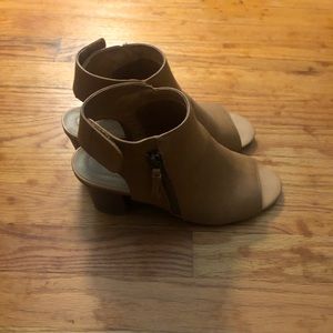 Block heel brown leather sandals